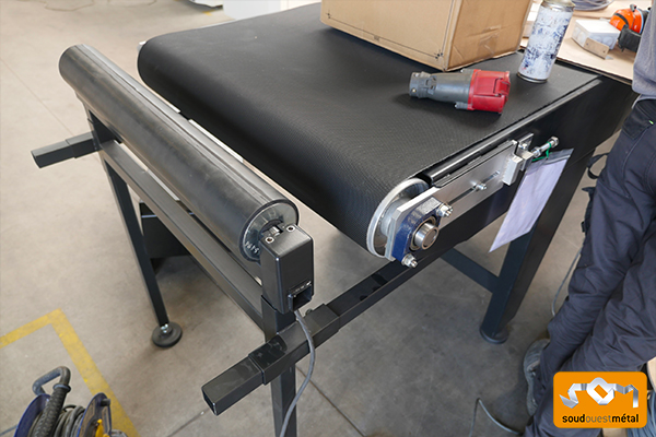 Pose de bande pour tapis roulant industriel